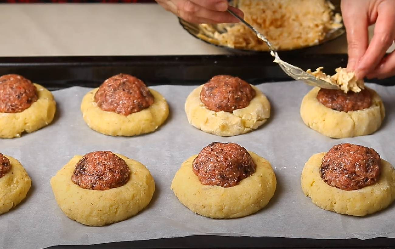 Такого вы еще не готовили! Рецепт картофельных ватрушек с мясом, которые поразят даже привередливых